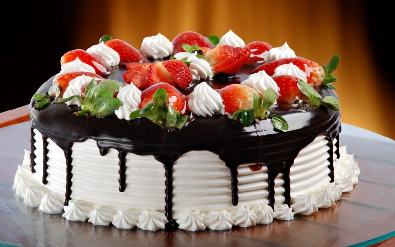 Торт, сделанный своими руками, станет отличным подарком любимому на его день рождения. 