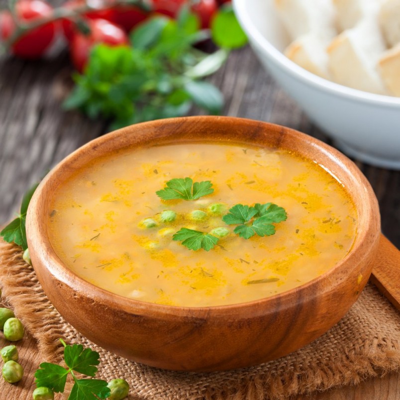 Гороховый суп подойдет даже худеющим. Он малокалорийный и достаточно сытный. 