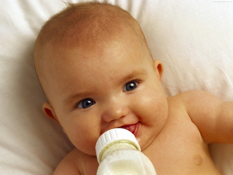 Если вам малыш начал икать попробуйте напоить его водой. Довольно часто икота возникает из-за пересыхания полости рта. 
