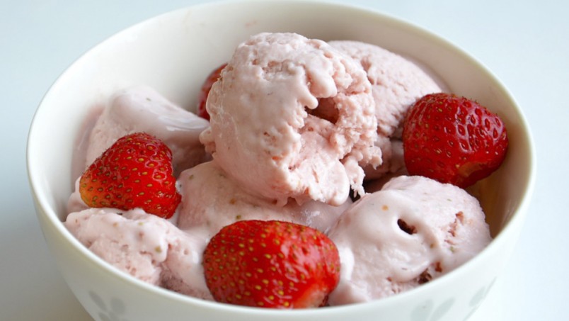 Подавать к столу мороженное можно вместе с ягодами или тертым шоколадом. 