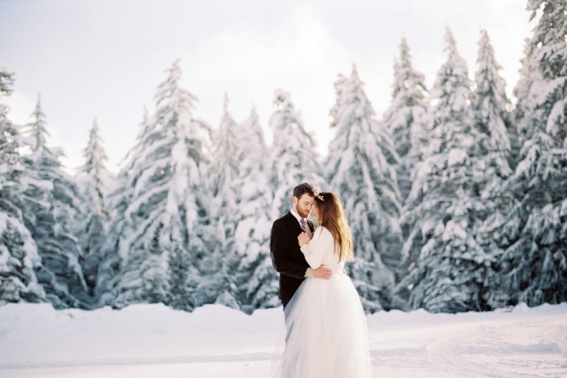 Будущие молодожены, которые решили сыграть свадьбу зимой, обретают возможность сделать уникальную фотосессию. Белоснежная природа, завораживающий снегопад-все это залог роскошной и чарующей свадьбы.