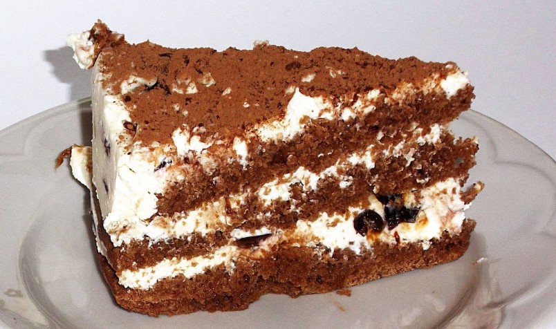 В творожный торт можно добавлять всевозможные ингредиенты. Например, шоколад и вишня придадут торту изысканного вкуса. 