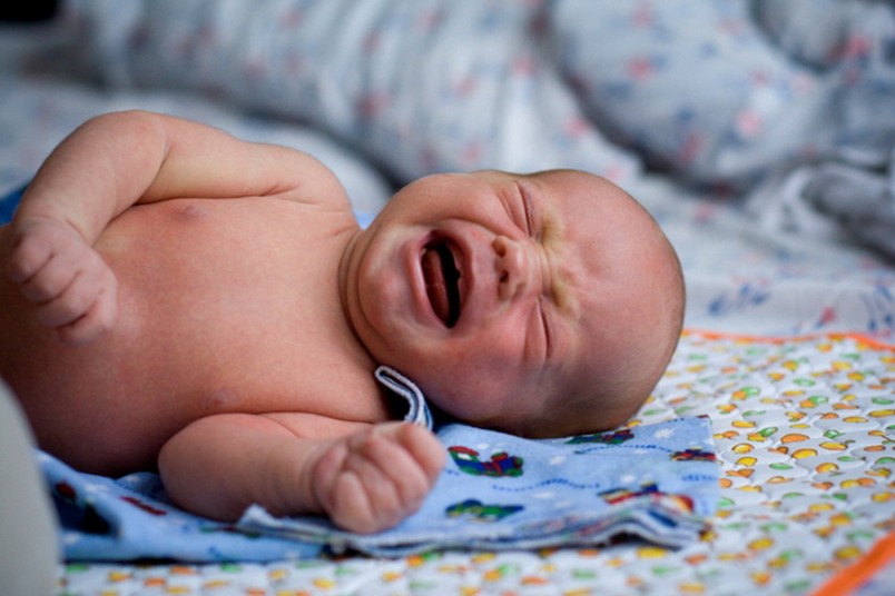 Если икота сопровождается плачем, вероятно с ребенком что-то не так. В таких случаях рекомендуется вызвать врача. 