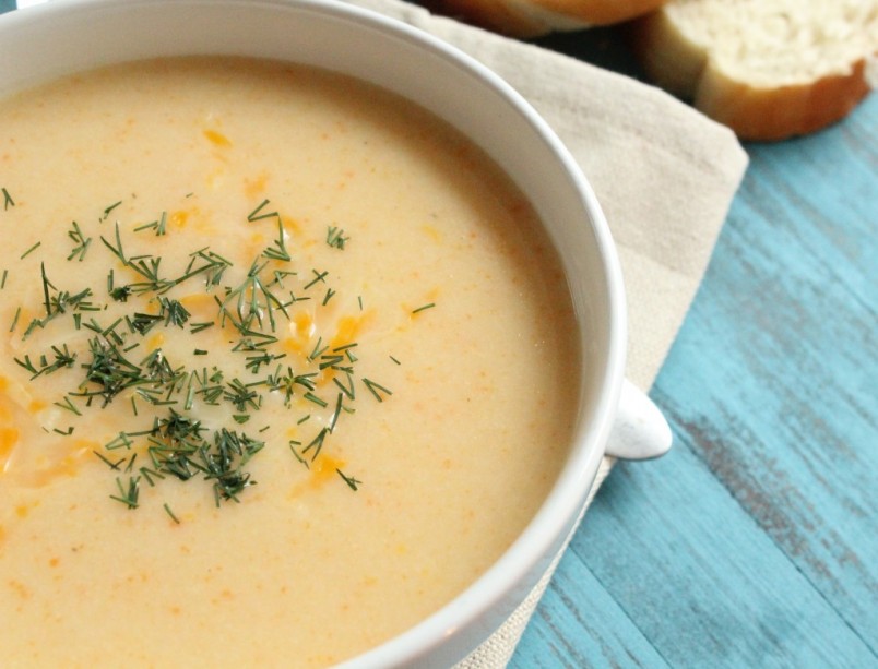 Порадуйте своих родных и близких вкуснейшим сырным крем супом. 