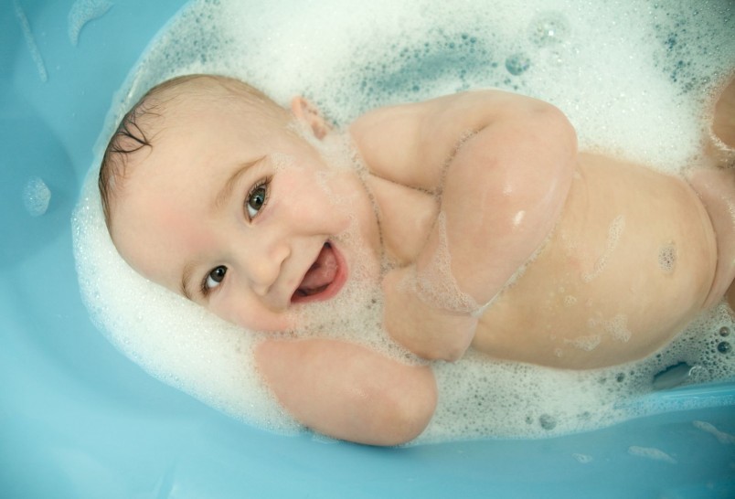 Важно купать малыша в воде, температура которой будет составлять 33-34 градуса. 