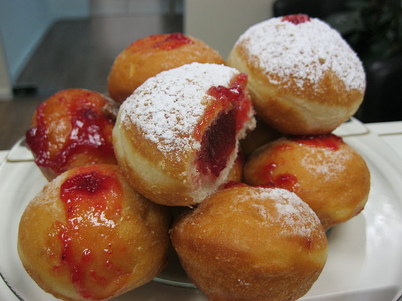 Для любителей русской кухни, существуют традиционные пончики с повидлом. 