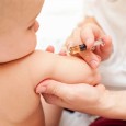 Часто родители боятся ставить прививки деткам до года , объясняя это тем, что вред от прививки гораздо большой, а видимых предпосылок к данному заболеванию нет.