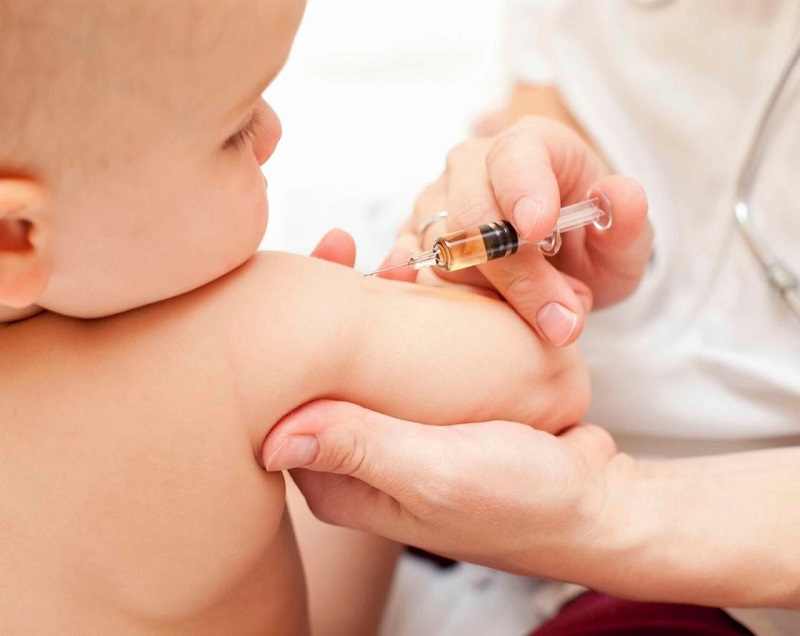 Часто родители боятся ставить прививки деткам до года , объясняя это тем, что вред от прививки может быть большой, а видимых предпосылок к данному заболеванию нет.