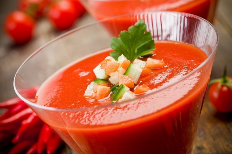 Томатные супы можно готовить как из свежих, так и из консервированных в пульпе помидоров с добавлением томат-пасты для большей насыщенности.