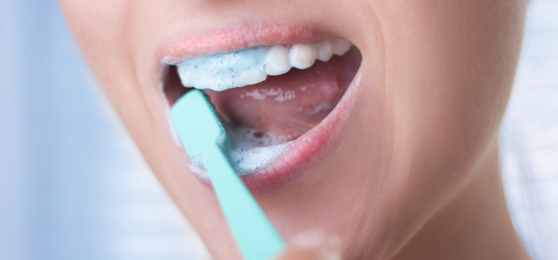 Ежедневная чистка зубов и языка поможет избавиться от утреннего неприятного запаха изо рта.