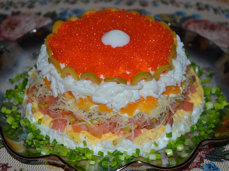 Этот салат с красной рыбой и креветками - идеальное блюдо для праздничного стола.