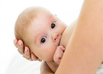 В первые месяцы у новорожденных сильно выражен сосательный рефлекс, и мамы зачастую перекармливают детей.