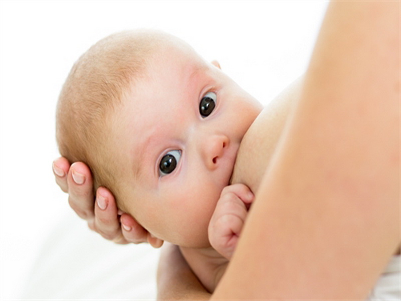 В первые месяцы у новорожденных сильно выражен сосательный рефлекс, и мамы зачастую перекармливают детей. 