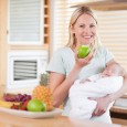Некоторые продукты, съеденные кормящей мамой, могут вызвать аллергию у малыша.