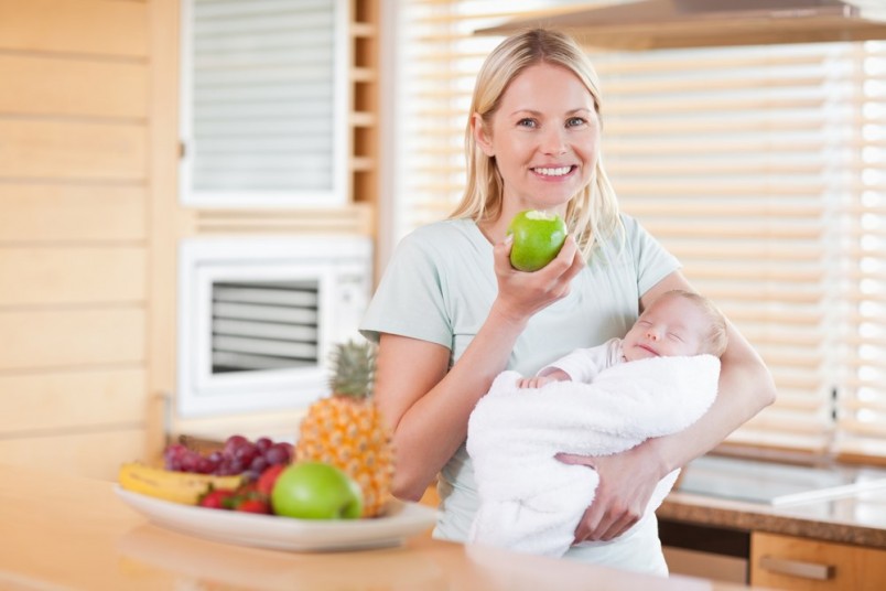 Некоторые продукты, съеденные кормящей мамой, могут вызвать аллергию у малыша.