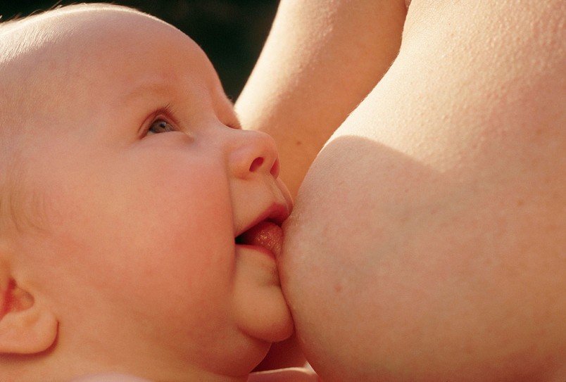 Крайне важно обеспечить малышу грудное вскармливание в первые полгода его жизни — от этого принципиально зависит его здоровье, его рост и развитие.