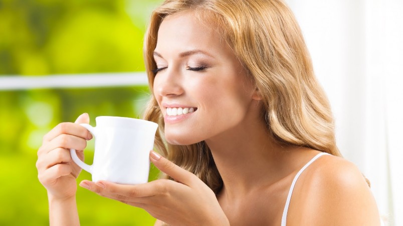 Женщины, которые пьют чай с имбирем регулярно, отличаются стройностью, свежим цветом лица и ясностью взгляда.