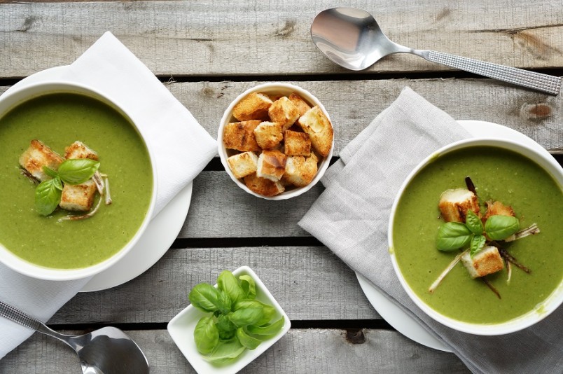 Варить супы-пюре можно на овощном, мясном или рыбном бульоне.