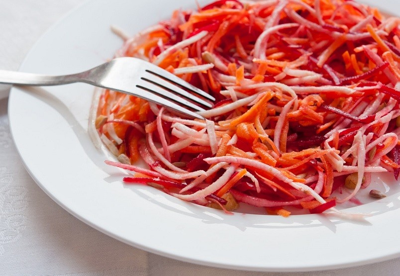 Морковь в салате поможет устранить проблемы с желудочно-кишечным трактом и низким гемоглобином.