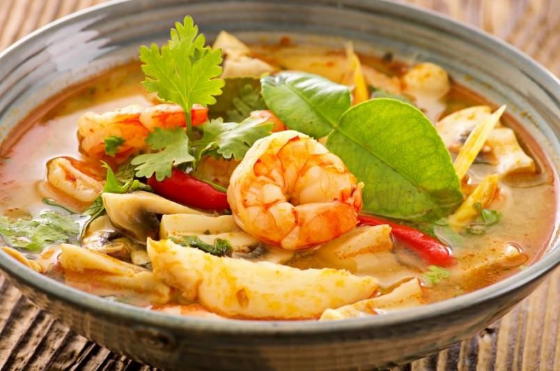 «Том Ям» – это сливочный суп с креветками. Особенный он тем, что вместо сливок тайцы используют кокосовое молоко, а также массу различных добавок в виде трав, которые у нас не растут и редко встречаются в продаже.