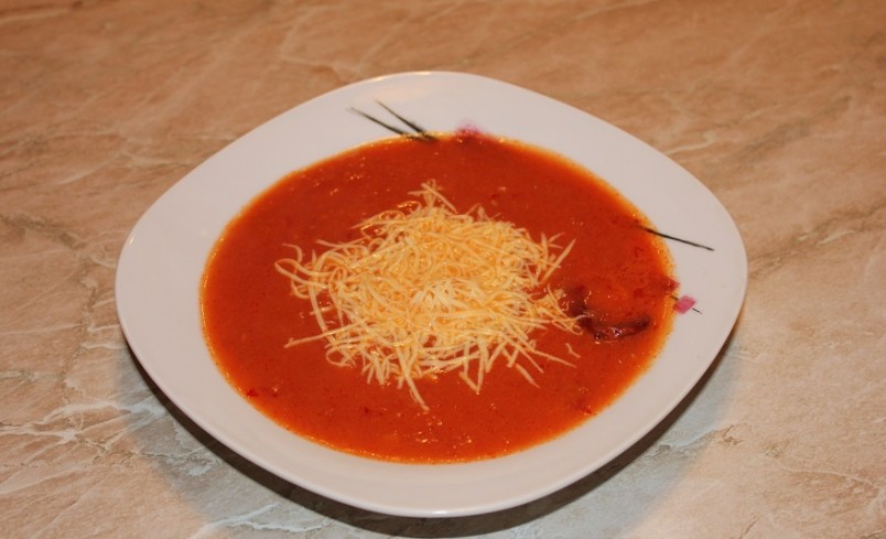 Калорийность классического томатного супа очень низкая – 11 калорий на 100 г готового продукта. 