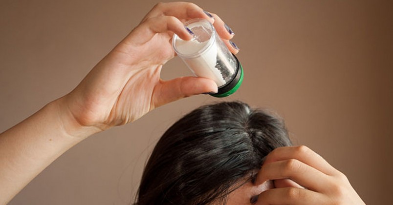 Сухой шампунь придает волосам чистый вид, так как поглощает масло, которое придает волосам грязный вид. 