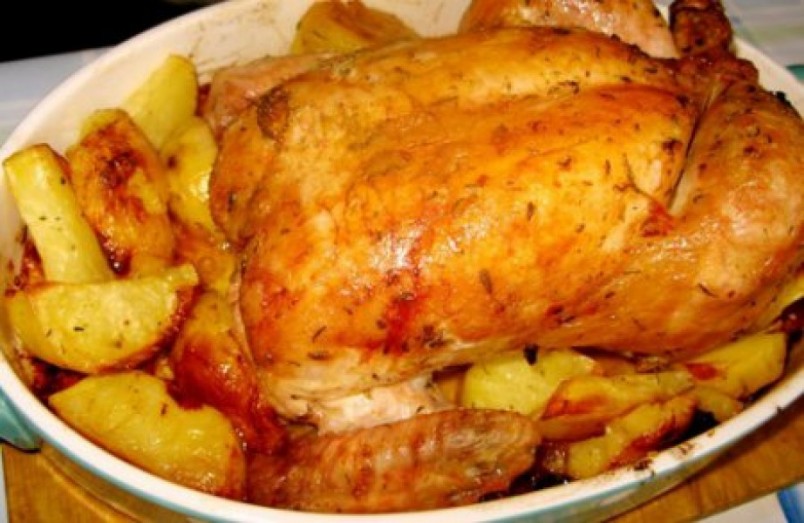 Курицу с картошкой подают к праздничному столу во многих уголках нашей страны.