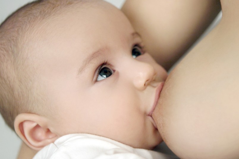 Питание ребенка в 1 месяц обычно происходит по его же требованию: о том, что он голоден, младенец обязательно сообщит хныканьем или плачем.