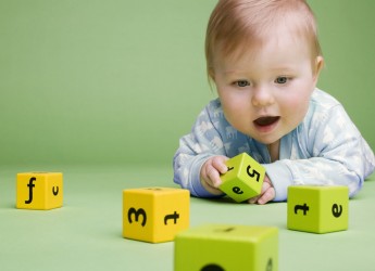 Игры для занятий с шестимесячным малышом характеризуются большим разнообразием. При их проведении в качестве вспомогательного материала можно использовать игрушки, предметы домашнего обихода, бумагу, краски и многое другое.