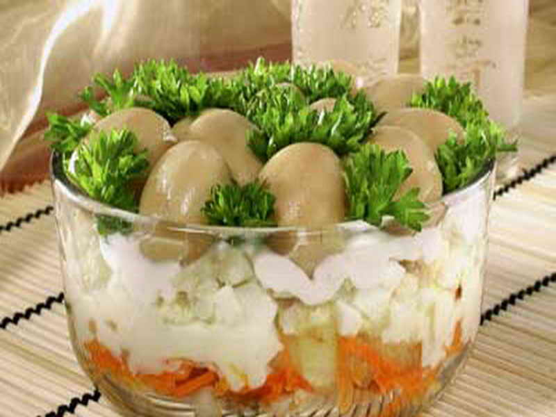 Для заправки салата с грибами лучше использовать сметану или майонез. 