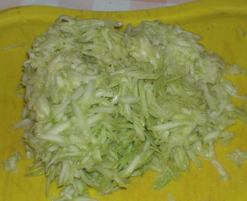Очищенные кабачки измельчаем на самой мелкой терке, какую только найдем: чем мельче будут овощи в тесте, тем вкуснее получится готовое блюдо.