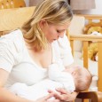 Врачи не рекомендуют прекращать кормление на время лечения, так как вместе с материнским молоком младенец получает антитела, защищающие от заражения.