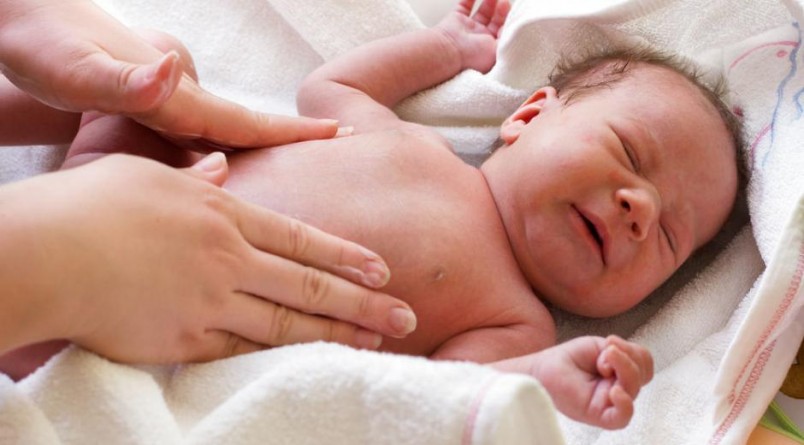 Внимательные родители могут своевременно заподозрить у своего малыша анемию. При этой патологии слизистые оболочки и кожные покровы становятся бледными. 