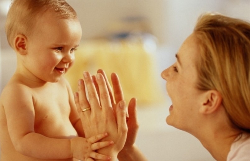 У ребенка в 8 месяцев на новый этап переходит понимание речи и диалог с взрослым.
