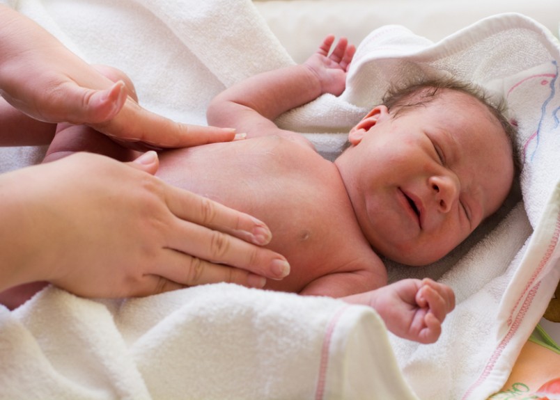Главная причина колик кроется в незрелости пищеварительного тракта новорожденного. 
