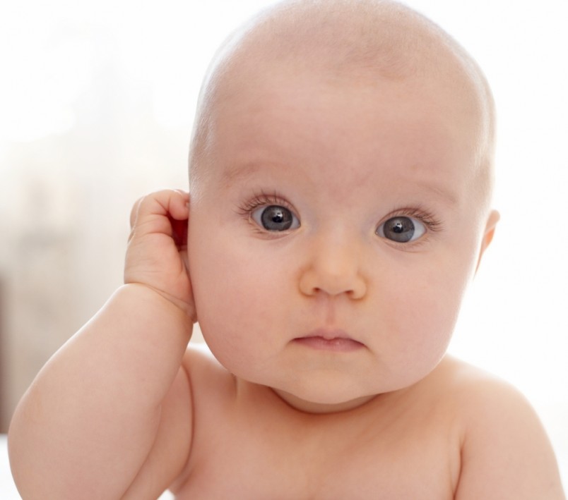Малыши старше 4 месяцев дотягиваются до больного уха или трутся им об подушку. 