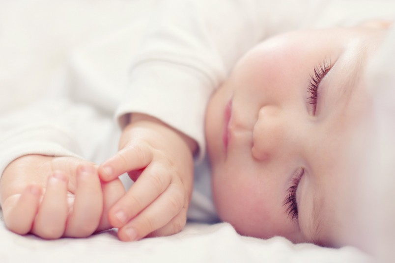 Если новорожденный ребенок натуживается и кряхтит во сне, это не значит, что он чувствует боль или негативные эмоции. Так ведет себя большинство детей