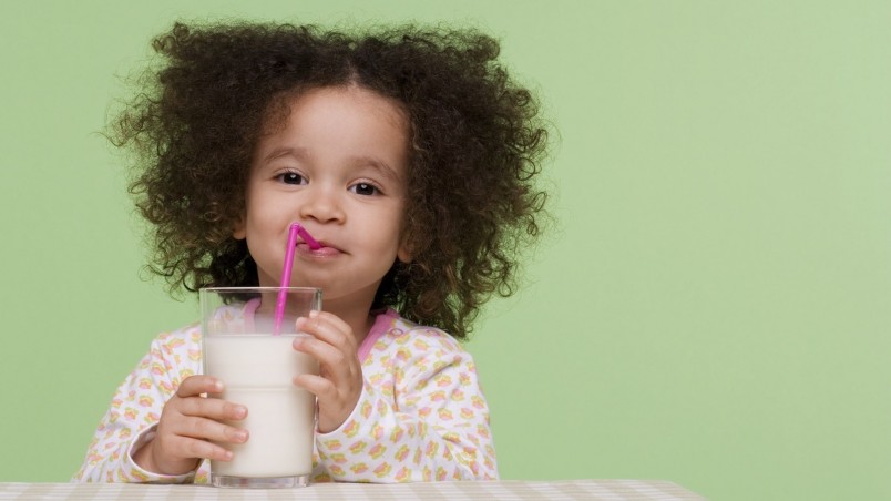 В развитии атопического дерматита имеет значение перекармливание, ребенок съедает больше белка (а в молоке его много), чем ему надо и количество ферментов не справляется с эти объемом пищи.