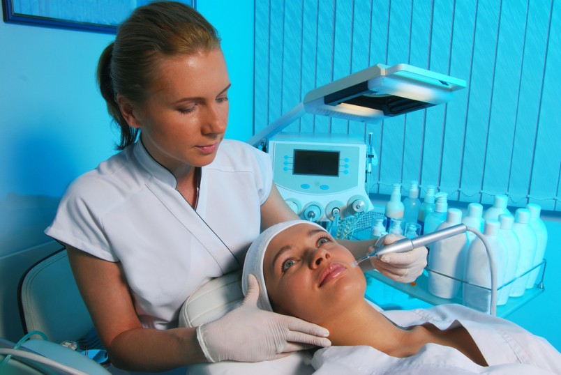 Высоких результатов помогает достигнуть именно ультразвуковая чистка лица у косметолога.