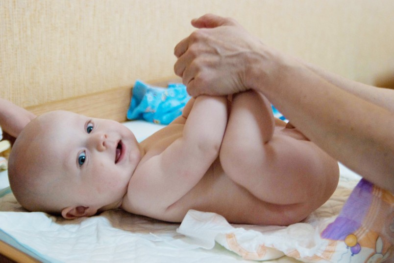 Зачастую появляются опрелости у новорожденных в паху, ведь это самое привычное место распространения инфекции.