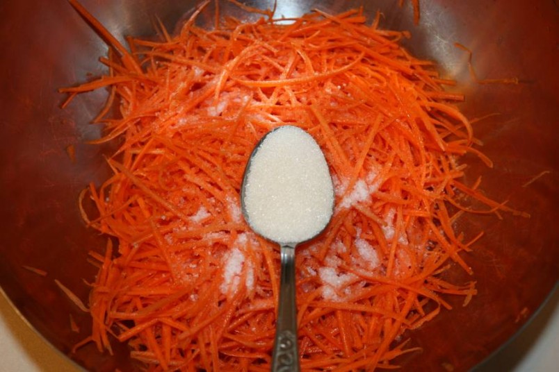 На сегодняшний день в рационе питания у многих гурманов занимает особое место салат из моркови по-корейски.
