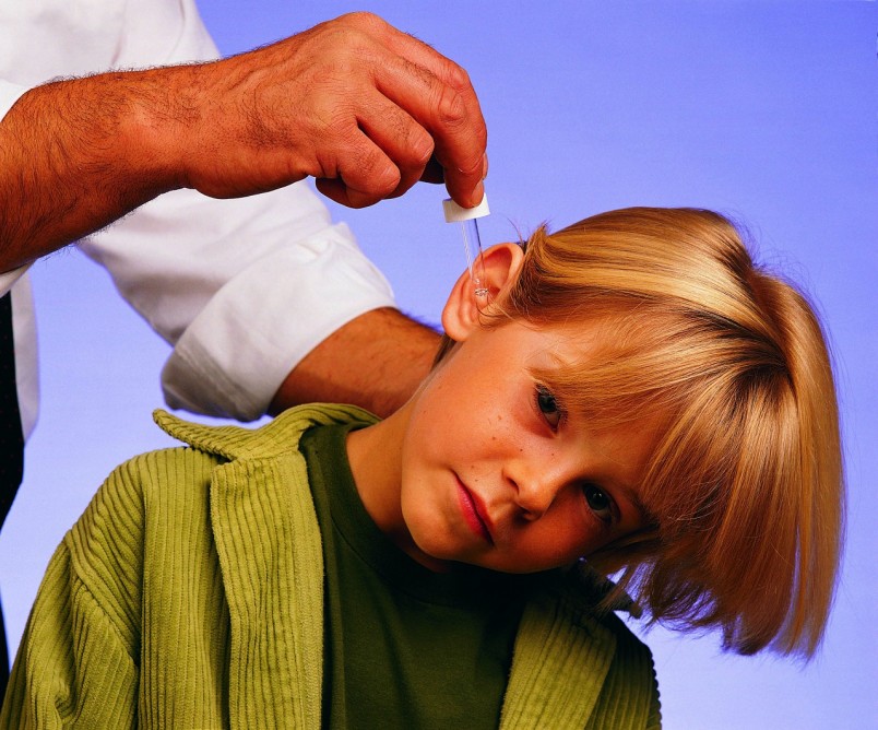 Родители должны помнить, что лечение в домашних условиях воспаления уха с помощью грелок, сухого тепла, спиртовых компрессов возможно только по рекомендациям врача. 
