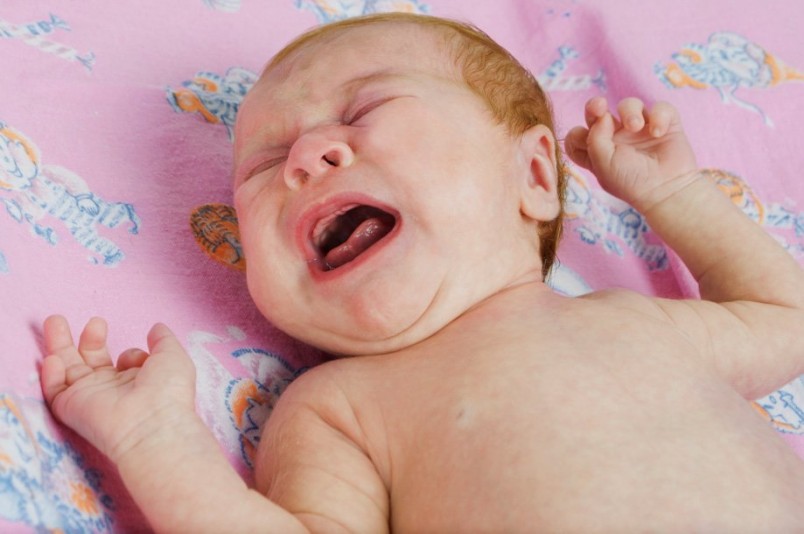 Чтобы избежать возникновение газиков, нужно перед кормлением выкладывать младенца на животик