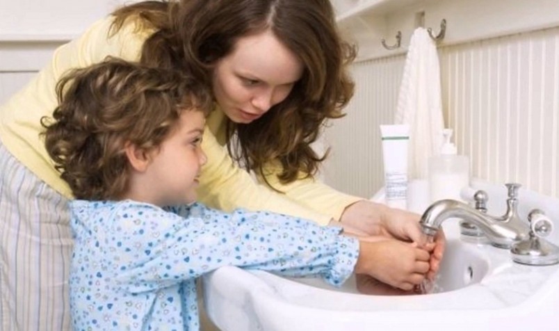 Прежде всего, необходимо приучить ребенка мыть руки самым тщательным образом после каждой прогулки, посещения туалета, после контактов с животными, перед едой