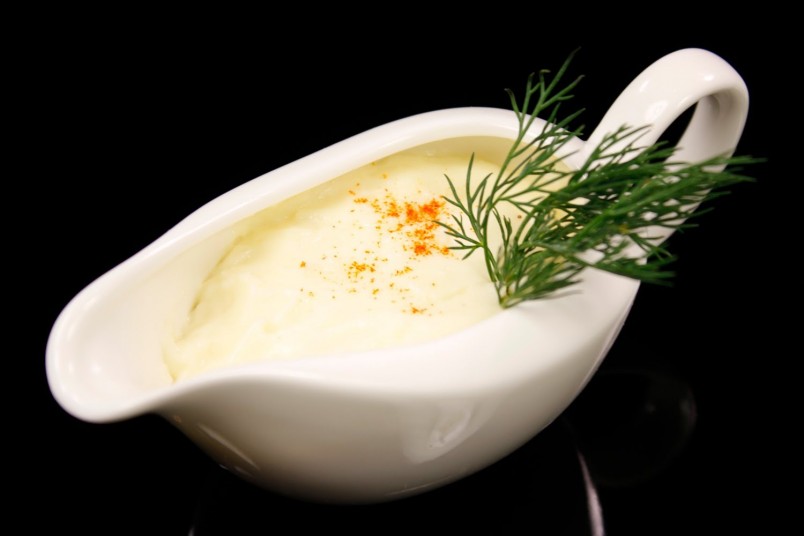 Бешамель – классифицируется как основной белый соус, а это означает, что на его основе можно приготовить множество различных соусов