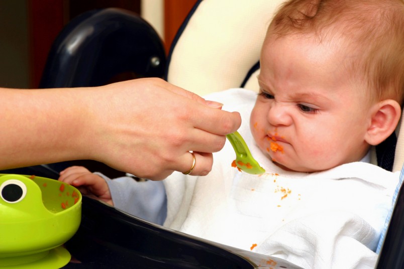 В первый день рвоты ребенку стоит давать кефир или какой-нибудь другой кисломолочный продукт.