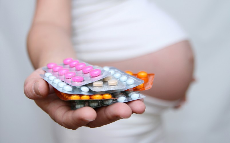 Прекрасно известно, что многие беременные женщины стремятся полностью исключить прием таблеток во время беременности. Сразу скажем, что это их выбор, который заслуживает право на жизнь.