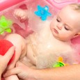 Одной из самых распространенных видов детских ванночек является обычная, классическая ванночка, в которой выросло не одно поколение малышей.