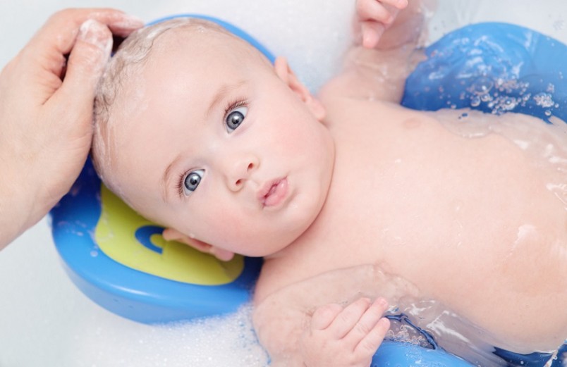 После купания аккуратно промокните кожу малыша мягкой пеленкой или полотенцем.