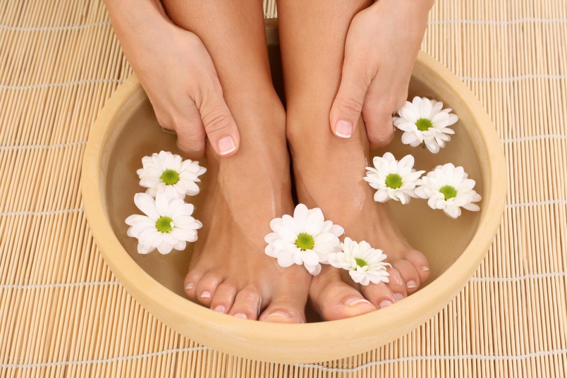 Чтобы снять усталость после дня на ногах, делайте контрастные ванночки у себя дома.
